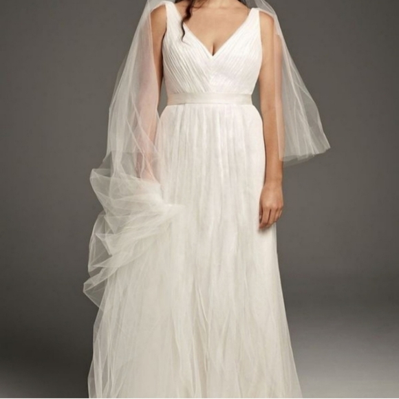 Vera Wang Wedding Gown - Picture 2 of 16